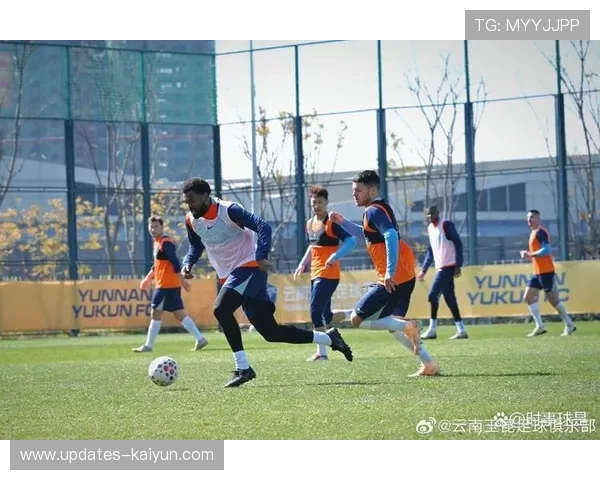 云南玉昆队内对抗赛橙队3-2胜白队，新援黄紫昌克莱伯破门